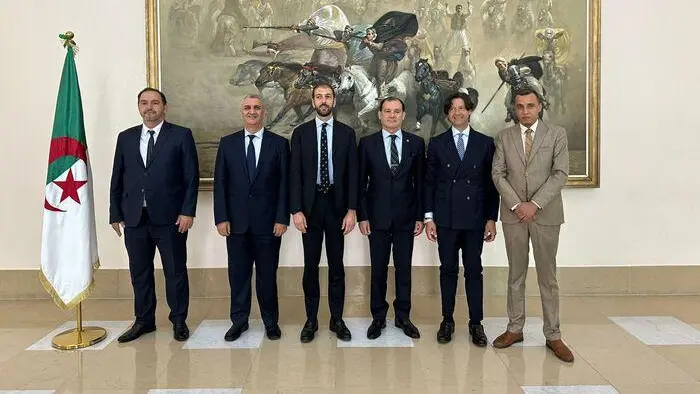 Al centro Calovini con la delegazione italiana in Algeria - © www.giornaledibrescia.it