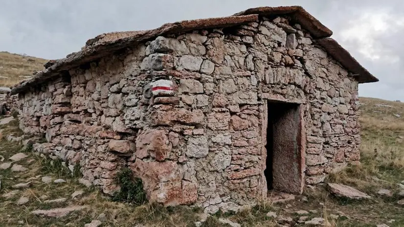 Un ricovero per pastori sul Monte Baldo, luogo di interesse paesaggistico e rurale