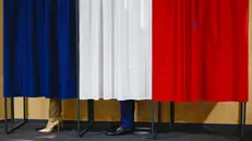 La bandiera francese davanti alle cabine elettorali - Foto Ansa © www.giornaledibrescia.it