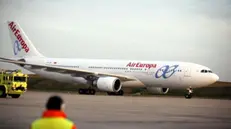 epa03731010 A view of the arrival of the first flight of the Spanish airline Air Europa, covering Madrid-Montevideo, upon its arrival at Carrasco International Airport, in Montevideo, Uruguay, 04 June 2013, where it was received in a festive atmosphere. The flight marks the re-establishing of the direct connection between the two cities, lost in April by the departure of Spanish Iberia. The Airbus 330-200 aircraft, with capacity for 299 passengers and with a schedule of three times a week, was welcomed with a symbolic baptism with water jets held by emergency services of the terminal. EPA/IVAN FRANCO