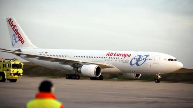 epa03731010 A view of the arrival of the first flight of the Spanish airline Air Europa, covering Madrid-Montevideo, upon its arrival at Carrasco International Airport, in Montevideo, Uruguay, 04 June 2013, where it was received in a festive atmosphere. The flight marks the re-establishing of the direct connection between the two cities, lost in April by the departure of Spanish Iberia. The Airbus 330-200 aircraft, with capacity for 299 passengers and with a schedule of three times a week, was welcomed with a symbolic baptism with water jets held by emergency services of the terminal. EPA/IVAN FRANCO