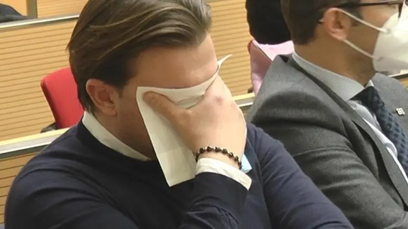 Giacomo Bozzoli in lacrime durante un'udienza - © www.giornaledibrescia.it