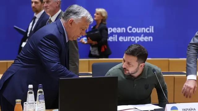 epa11441424 Hungarian Prime Minister Viktor Orban (L) and Ukraine's President Volodymyr Zelensky (R), take part at signature ceremony of security agreement with the EU, during European Council in Brussels, Belgium, 27 June 2024. EU leaders are gathering in Brussels for a two-day summit to discuss the Strategic Agenda 2024-2029, the next institutional cycle, Ukraine, the Middle East, competitiveness, security and defense, among other topics. EPA/OLIVIER HOSLET / POOL