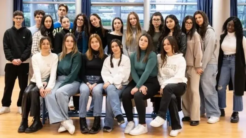 La classe quinta A del Liceo delle Scienze umane - © www.giornaledibrescia.it