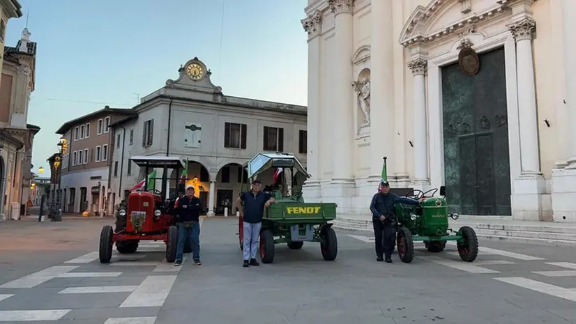 I tre amici con i loro trattori a Montichiari - Foto © www.giornaledibrescia.it