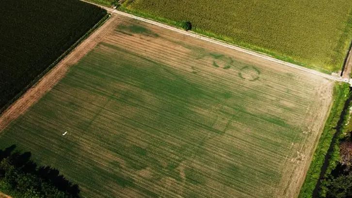 I segni dei tumuli nei campi della frazione Motella fotografati dal drone - Foto dell'associazione Klousios