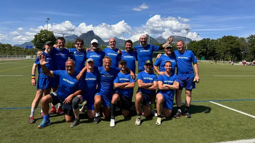 Gli over 50 alla Coppa del Mondo di Rugby Touch con Marcello Bino (il secondo da sinistra in piedi)