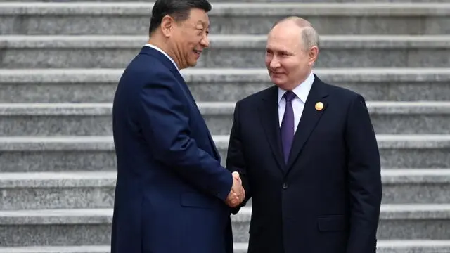 epa11343930 Russian President Vladimir Putin (R) shakes hands with Chinese President Xi Jinping during a welcome ceremony outside the Great Hall of the People in Beijing, China, 16 May 2024. The Russian president is on an official visit to China on 16 and 17 May. EPA/SERGEY BOBYLEV / SPUTNIK / KREMLIN POOL MANDATORY CREDIT