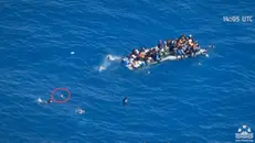 Un fermo immagine tratto dal video girato il 23 maggio da volontari a bordo di un aereo che collabora con la ong Sea Watch, mostra un gommone alla deriva e alcuni migranti caduti in mare. Secondo la ong, una persona sarebbe annegata, 30 maggio 2019. ANSA/ FRAME DA VIDEO SEA WATCH +++ NO SALES - EDITORIAL USE ONLY +++