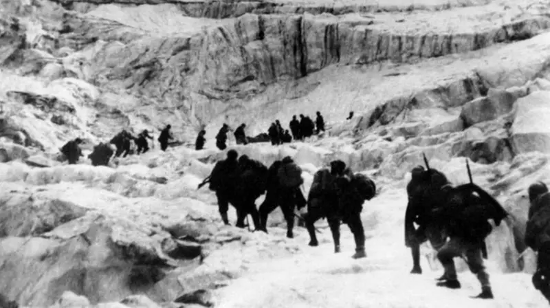 Una foto d'epoca di soldati in montagna durante la guerra bianca