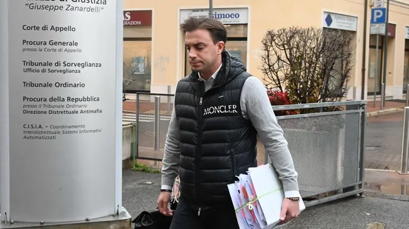 Giacomo Bozzoli fuori dal tribunale di Brescia nel 2022 - Foto Gabriele Strada Neg © www.giornaledibrescia.it