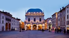 Piazza Loggia con il palazzo illuminato di sera - Foto © www.giornaledibrescia.it