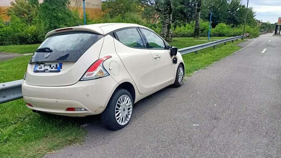 L'auto coinvolta nell'incidente in via Labirinto