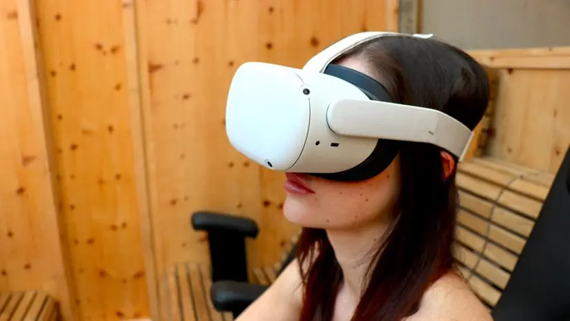 Una ragazza con un visore della realtà virtuale in sauna