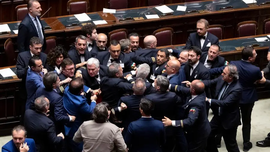 I deputati che sono venuti alle mani a Montecitorio hanno contribuito a screditare la politica - Foto Ansa/Percossi © www.giornaledibrescia.it