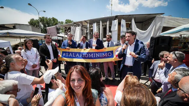 Il segretario del movimento 5 stelle Giuseppe Conte, incontra i cittadini di Casoria. Napoli 24 Maggio 2024. ANSA/CESARE ABBATE