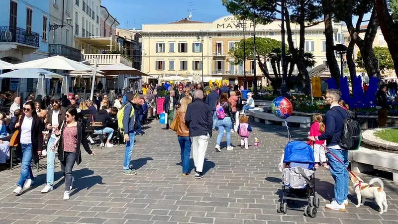 Turisti a passeggio in centro storico a Desenzano - © www.giornaledibrescia.it