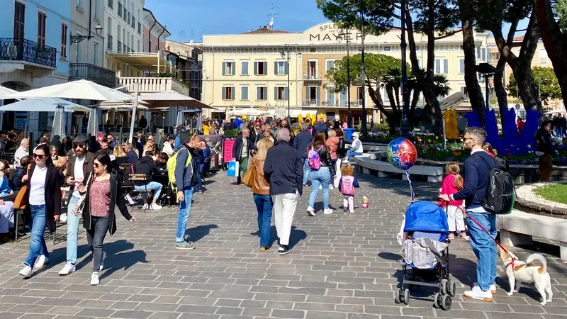 Turisti a passeggio in centro storico a Desenzano - © www.giornaledibrescia.it