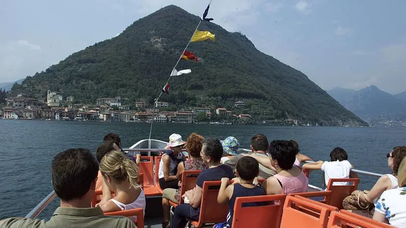 Turisti verso Monte Isola - © www.giornaledibrescia.it