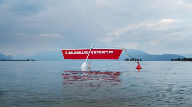 L'installazione di E.On: la barca sospesa sul lago di Garda © www.giornaledibrescia.it