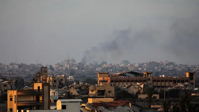 epa11442692 Smoke rises following an Israeli air strike in the east of Gaza City in the Gaza Strip, 27 June 2024 (issued 28 June 2024). More than 37,000 Palestinians and over 1,400 Israelis have been killed, according to the Palestinian Health Ministry and the Israel Defense Forces (IDF), since Hamas militants launched an attack against Israel from the Gaza Strip on 07 October 2023, and the Israeli operations in Gaza and the West Bank which followed it. EPA/MOHAMMED SABER