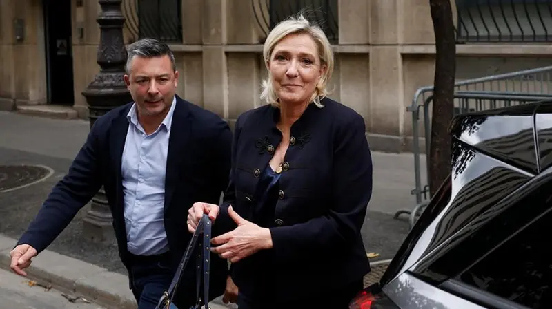 Marine Le Pen alla sede del Rassemblement National di Parigi - Foto Ansa/Epa/Yoan Valat © www.giornaledibrescia.it