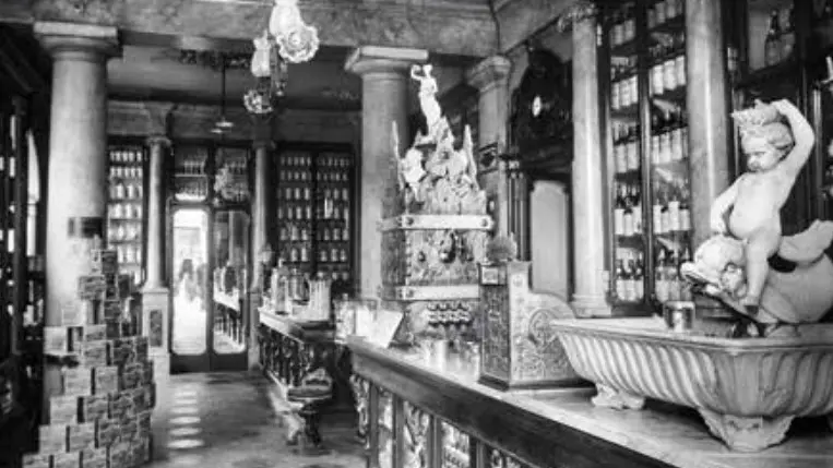 L’elegante interno della farmacia Girardi in un’immagine di inizio ’900