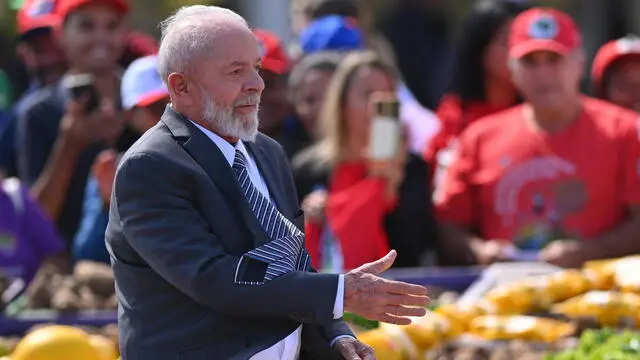 epa11455724 Brazil president Luiz Inacio Lula da Silva visiting a vegetable fair after the launching ceremony of the Safra Family Farming Plan 2024/2025, in front of the Palacio do Planalto in BrasÃlia, Brazil, 03 July 2024. EPA/Andre Borges