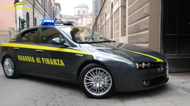 Escort di lusso, bottiglie di champagne, pernottamenti in hotel e cene costose nonché buoni carburante e biglietti per le partite di calcio in cambio di appalti affidati in via esclusiva per lo smaltimento dei rifiuti. Corruzione e sfruttamento della prostituzione sono i reati contestati nell'operazione 'Leonida' condotta dalla guardia di finanza e coordinata dalla procura di Reggio Emilia che ha portato ad eseguire 5 misure cautelari (di cui una ai domiciliari e quattro interdittive) e 14 avvisi di garanzia nell'ambito di perquisizioni in corso dall'alba di stamattina, oltre che nel Reggiano, nelle province di Parma, Verona, Brescia, Lucca, Livorno, Sassari, Roma e Siena. Agli arresti domiciliari è finito il socio unico e presidente del Cda di Greenlife srl ed di Ecologia Soluzione Ambiente Spa con sede a Bibbiano, nel Reggiano. Tra gli indagati anche due ufficiali dell'Esercito e un ingegnere civile, tutti e tre impiegati nello stabilimento militare ripristini e recupero del munizionamento di Noceto (Parma) e accusati di aver ricevuto le regalie per favorire l'azienda negli affidamenti diretti di lavori di smaltimento di rifiuti speciali (tra cui anche attività di demilitarizzazione di missili e di bombe al fosforo bianco) per una cifra complessiva di 650.000 euro tra l'aprile 2023 e gennaio scorso. Le commesse pubbliche affidate in via diretta e presunta illecita all'azienda reggiana sono state individuate nell'alveo dei servizi richiesti da alcune municipalizzate operanti in Toscana, Veneto, e Lombardia e per tali condotte sono indagate 10 persone (delle quali, 5 soggetti privati collegati a un'azienda reggiana e 5 pubblici ufficiali inseriti nelle tre aziende a partecipazione pubblica coinvolte nelle indagini). ANSA/Guardia di Finanza ANSA PROVIDES ACCESS TO THIS HANDOUT PHOTO TO BE USED SOLELY TO ILLUSTRATE NEWS REPORTING OR COMMENTARY ON THE FACTS OR EVENTS DEPICTED IN THIS IMAGE; NO ARCHIVING; NO LICENSING NPK