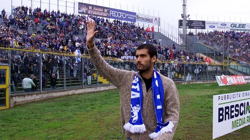 Pep Guardiola con la curva del Brescia - © www.giornaledibrescia.it