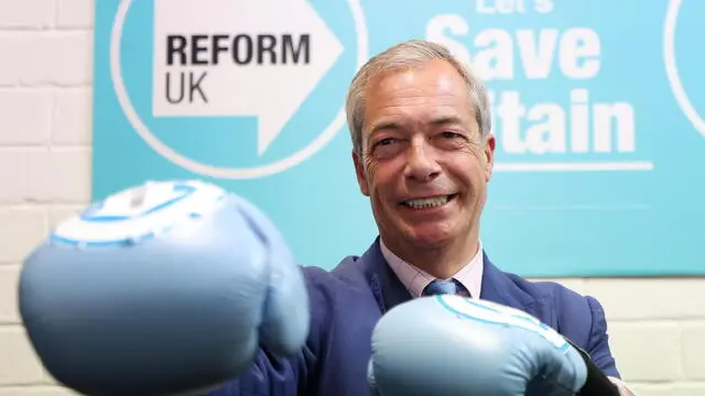 epa11455061 Reform UK leader Nigel Farage wearing boxing gloves as he visits a boxing gym with British heavyweight boxer Derek Chisora (not seen) in Clacton, Britain, 03 July 2024. The UK is set to hold a general election on 04 July. EPA/ANDY RAIN