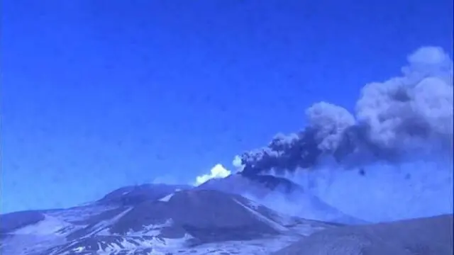 L'alta colonna di cenere lavica attiva sull'Etna, che ha portato alla chiusura temporanea dell'aeroporto, 18 marzo 2017. ANSA / Osservatorio Etna-Ingv Catania