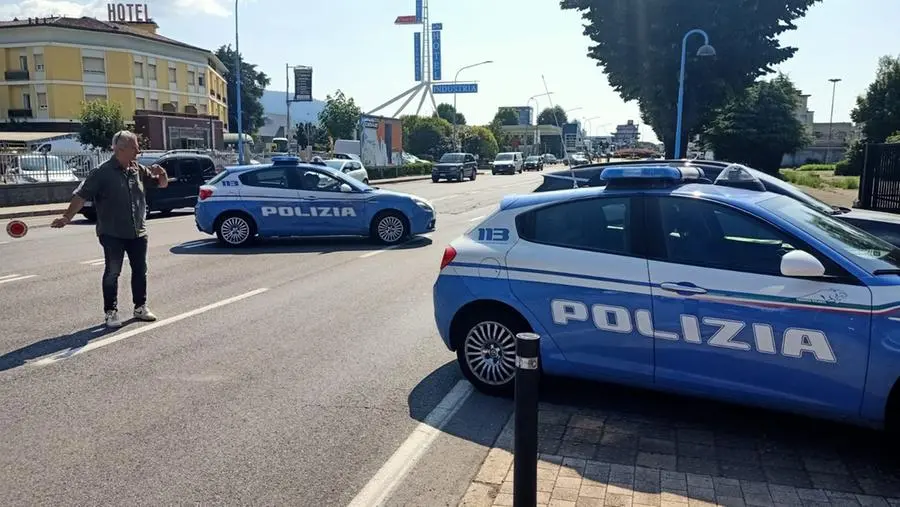 Il ponteggio in via Orzinuovi su cui lavorava l'operaio