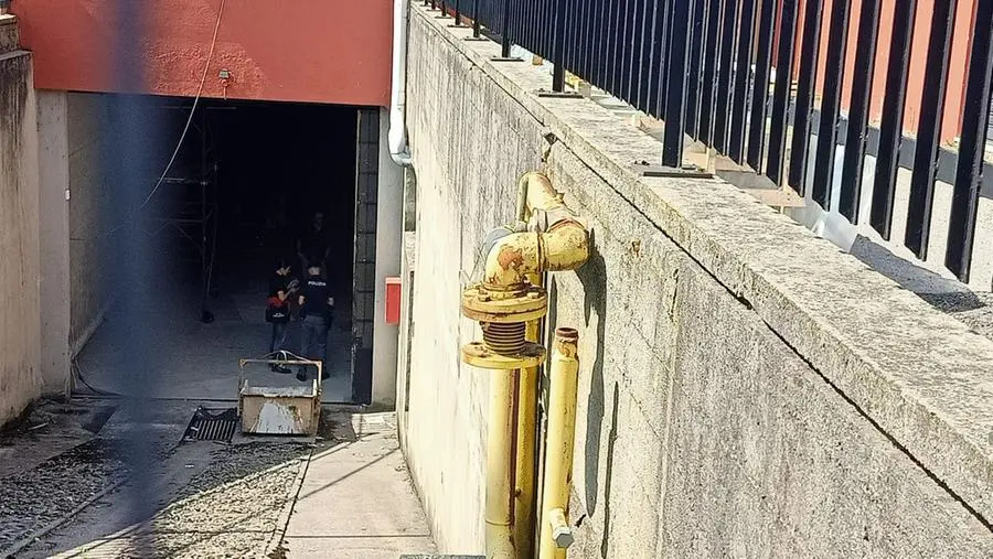 Il ponteggio in via Orzinuovi su cui lavorava l'operaio