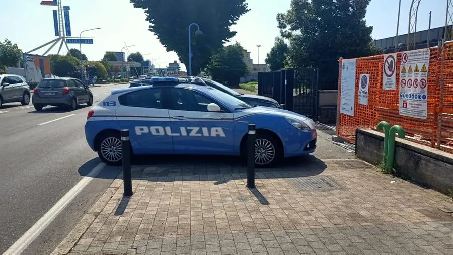 Il ponteggio in via Orzinuovi su cui lavorava l'operaio