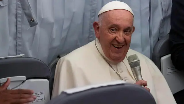 epa10879497 Pope Francis addresses journalists on board an airplane on his flight back from Marseille, France, to Rome, 23 September 2023. The pontiff just ended a two-day visit to Marseille where he joined Catholic bishops from the Mediterranean region on discussions largely focused on migration. EPA/Alessandra Tarantino / POOL