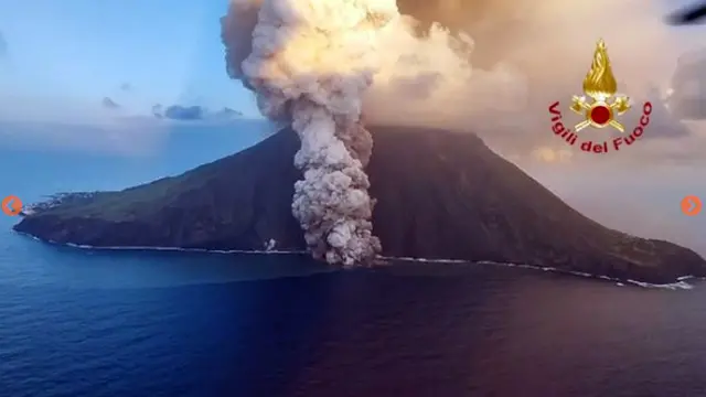 SORVOLO DELL’ELICOTTERO DEI VIGILI DEL FUOCO SULL’ISOLA STROMBOLI