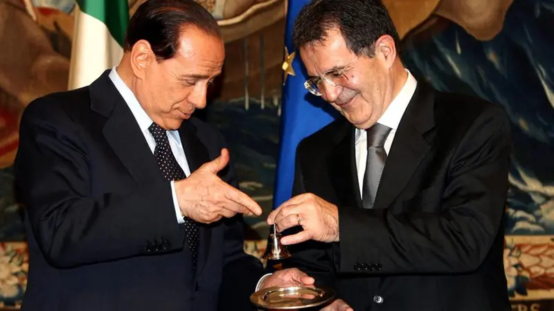 Silvio Berlusconi e Romano Prodi - Foto Ansa © www.giornaledibrescia.it