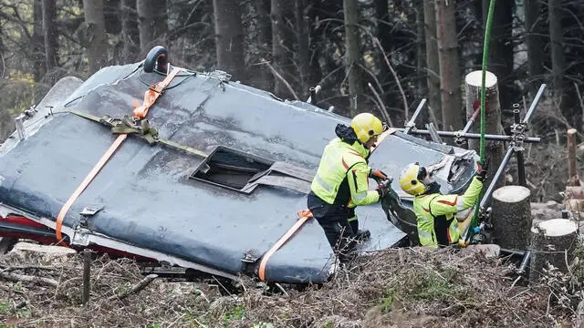 Rimozione, con un elicottero dei vigili del fuoco, della cabina della funivia del Mottarone precipitata a maggio. Stresa 08 novembre 2021 ANSA/TINO ROMANO