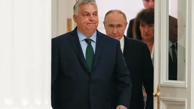 epa11459344 Hungarian Prime Minister Viktor Orban (L) and Russian President Vladimir Putin (C) arrive for a press conference after their bilateral talks at the Kremlin in Moscow, Russia, 05 July 2024. Viktor Orban is in Moscow for a one-day working visit. EPA/YURI KOCHETKOV