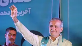 epa11455982 Iranian presidential reformist candidate Masoud Pezeshkian greets the crowd during an election campaign in Tehran, Iran, 03 July 2024. Seed Jalili and Masoud Pezeshkian will face each other in the second round of the presidential election on 05 July 2024. EPA/STR