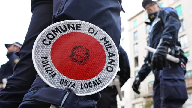 ATTENZIONE PER ARCHIVIIO. Agenti della polizia locale di MIlano, 16 ottobre 2023. ANSA/DANIEL DAL ZENNARO