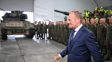 Il primo ministro polacco Donald Tusk in visita alla base militare americana di Jasionka - Foto Ansa/Epa/Darek Delmanowicz © www.giornaledibrescia.it