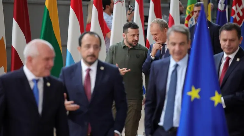 Il primo ministro polacco Donald Tusk parla con il presidente ucraino Volodymyr Zelensky - Foto Ansa/Epa/Olivier Matthys © www.giornaledibrescia.it