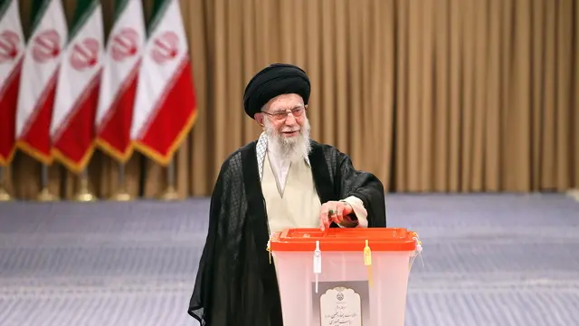 epaselect epa11458335 Iranian Supreme Leader Ayatollah Ali Khamenei casts his vote during the presidential election in Tehran, Iran, 05 July 2024. Iran holds the second round of the presidential election on 05 July 2024. EPA/STR