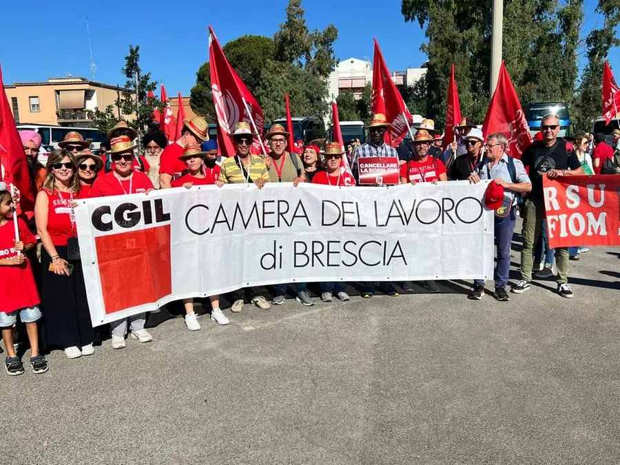Lavoratori e pensionati bresciani in piazza a Latina contro il caporalato