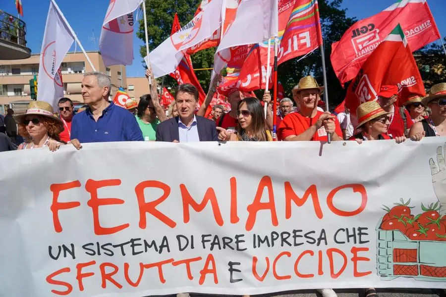 Lavoratori e pensionati bresciani in piazza a Latina contro il caporalato