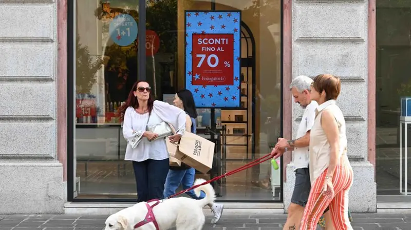 Il primo giorno di saldi estivi in centro a Brescia