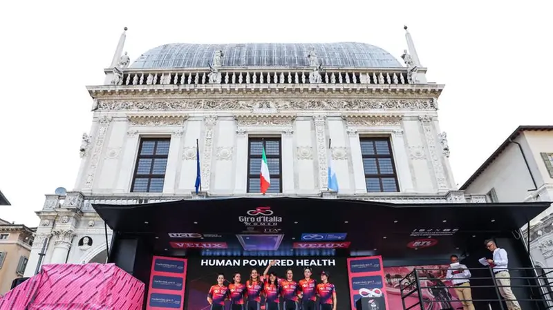 Giro d'Italia Women, le cicliste in piazza Loggia