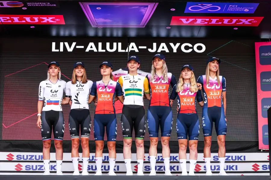 Giro d'Italia Women, le cicliste in piazza Loggia